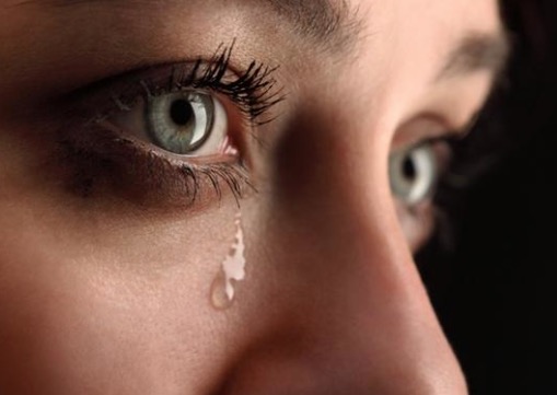 Pesquisadores descobrem que lágrimas podem conter e transmitir novo coronavírus