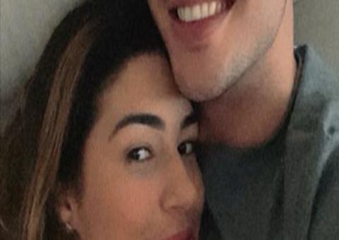 Vivian Amorim posa assistindo filme erótico com namorado em Manaus