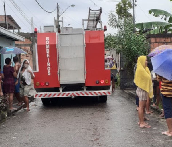 Criança morre e outra fica ferida após casa ser engolida por incêndio em Manaus