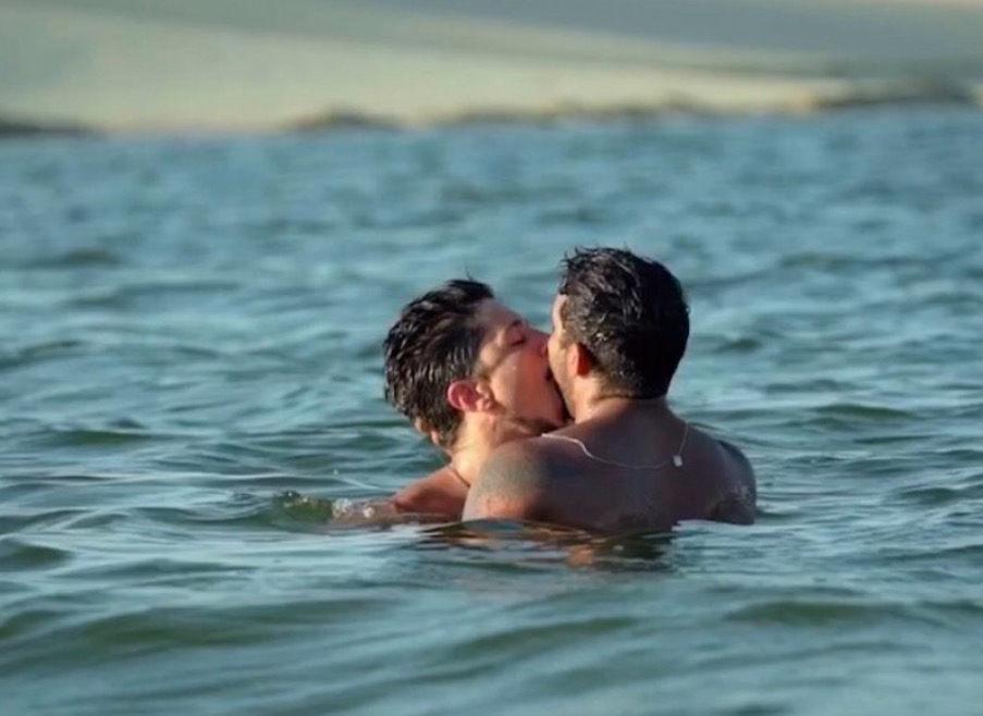 Pegação no mar marca primeiro beijo gay do De férias com Ex Brasil