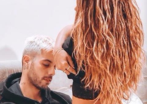 De calcinha, Anitta aparece montada em namorado e comemora data romântica