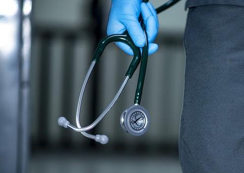 Em um mês, mais que o dobro de profissionais da saúde foram infectados pelo coronavírus