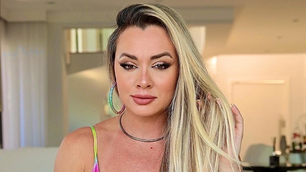 Juju Salimeni causa alvoroço na web ao posar completamente pelada durante treino de musculação