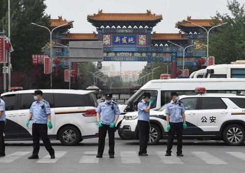 Novos casos de coronavírus faz Pequim confinar 11 bairros e cancelar volta às aulas