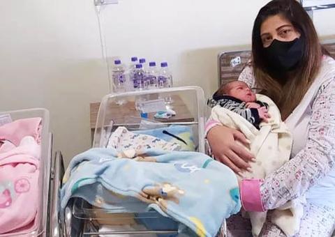 Após descobrir gravidez com uma semana de diferença, mãe e filha dão à luz no mesmo dia