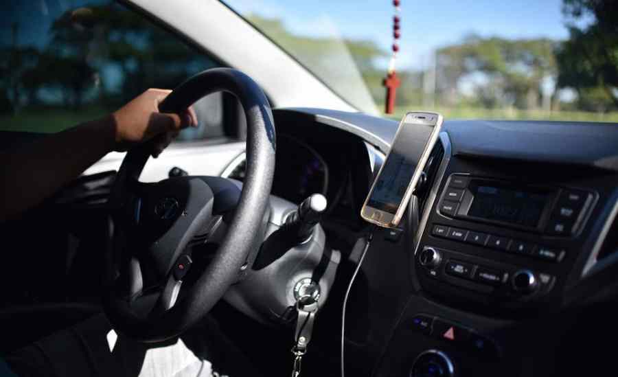 Disfarçados de passageiros, criminosos rendem motorista de app e roubam carro em Manaus