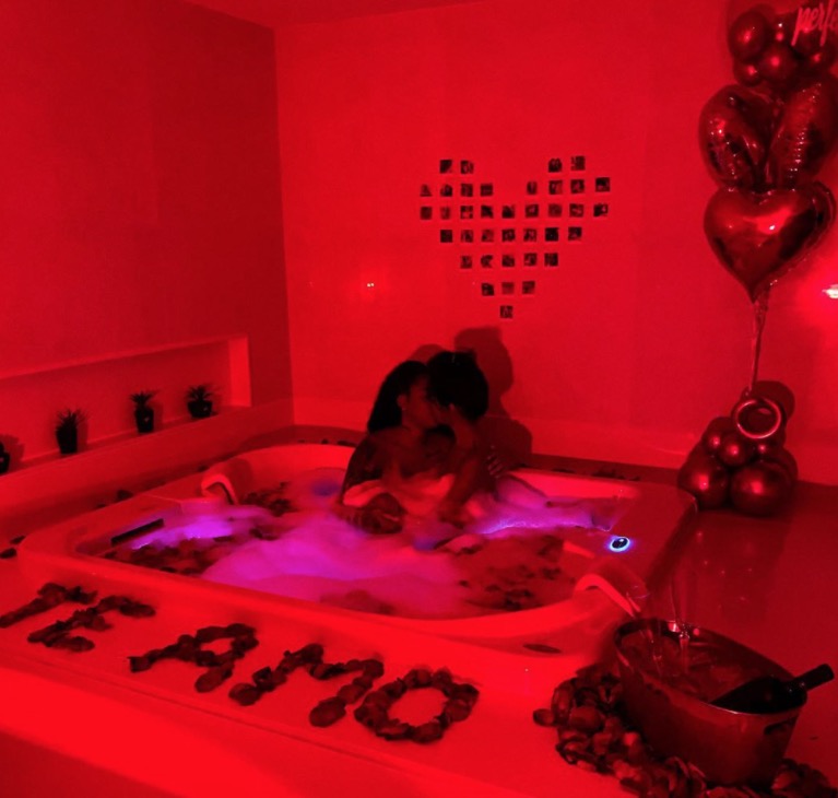 Nuas, Ludmilla e esposa trocam beijos em clima picante em banheira 