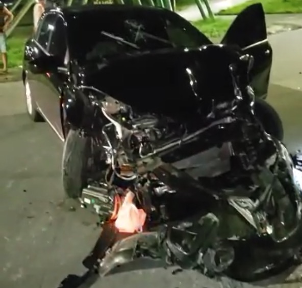 Acidente deixa mulher ferida e carro despedaçado em avenida de Manaus