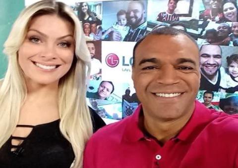 Casado, Denilson sugere beijo em Renata Fan ao vivo