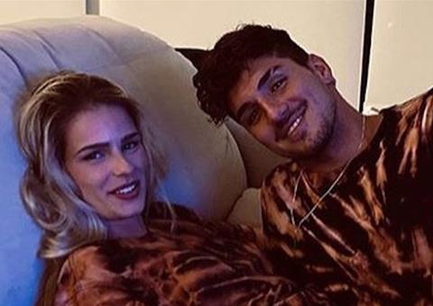 Yasmin Brunet e Gabriel Medina fazem tatuagem juntos após 3 meses de namoro