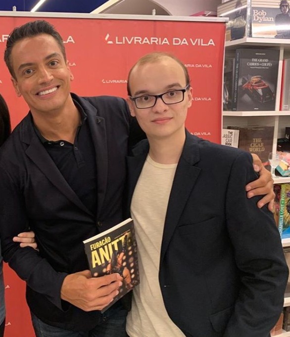 Leo Dias posta foto com livro de Anitta e revela que vai ‘sumir do mapa’