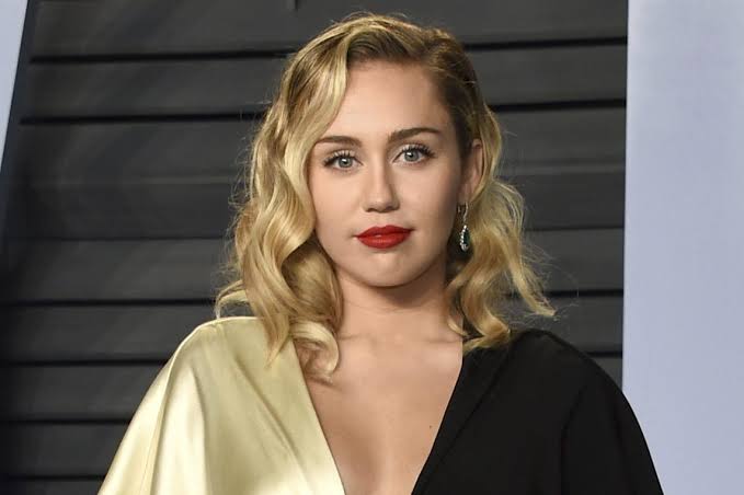 Governo espanhol responde ao apelo de Miley Cyrus em meio à pandemia do coronavírus