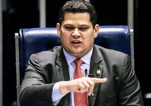 Davi Alcolumbre ordena retirada de manifestantes liderados por Sara Winter do Congresso Nacional