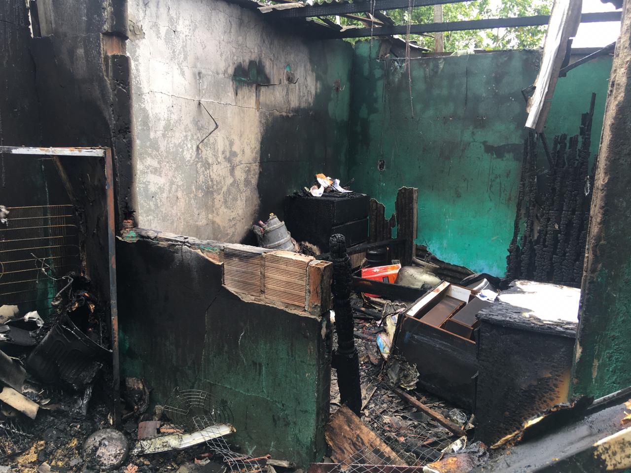 Em Manaus, mãe de criança morta em incêndio vai responder em liberdade