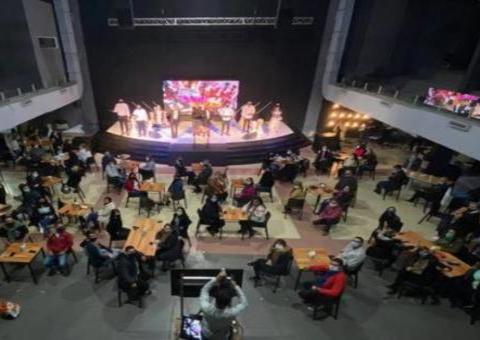 Pastor transforma igreja em bar e viraliza com transmissão ao vivo na Web