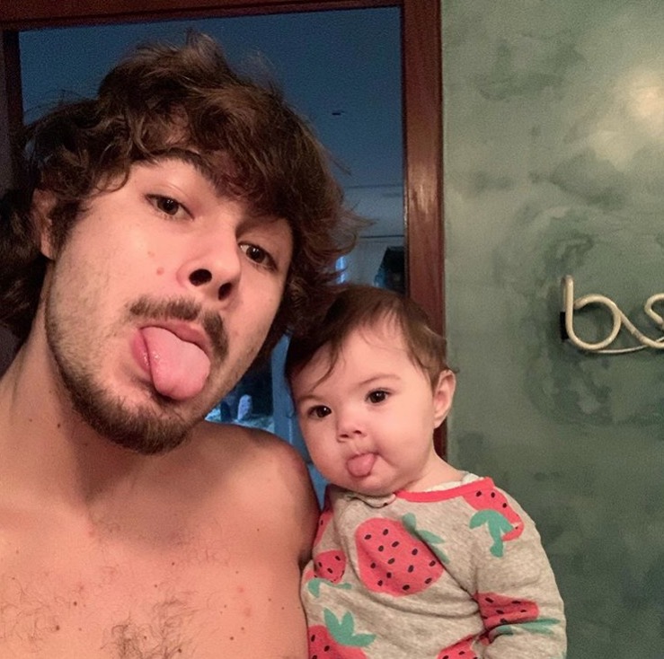 Tatá Werneck encanta web com foto de filha fazendo careta ao lado de Rafa Vitti