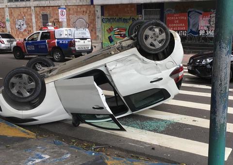 Colisão violenta deixa motorista de app ferido e carro capotado no meio de avenida em Manaus
