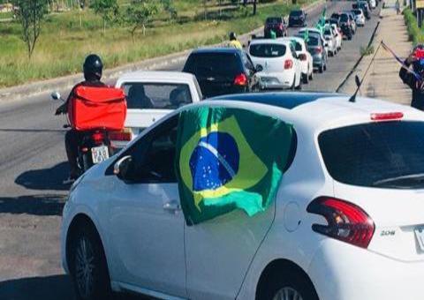 Com bandeiras do Brasil, apoiadores de Bolsonaro iniciam carreata em Manaus