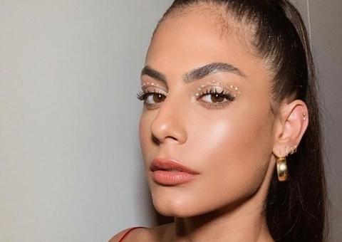 De fio-dental, Mari Gonzalez empina bumbum com look ousado 