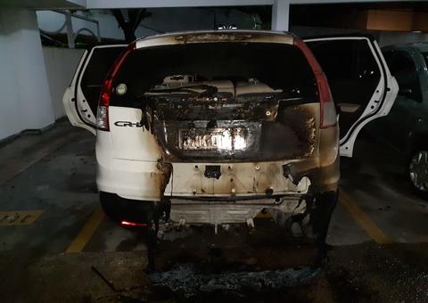 Síndica tem carro incendiado dentro de condomínio de luxo em Manaus