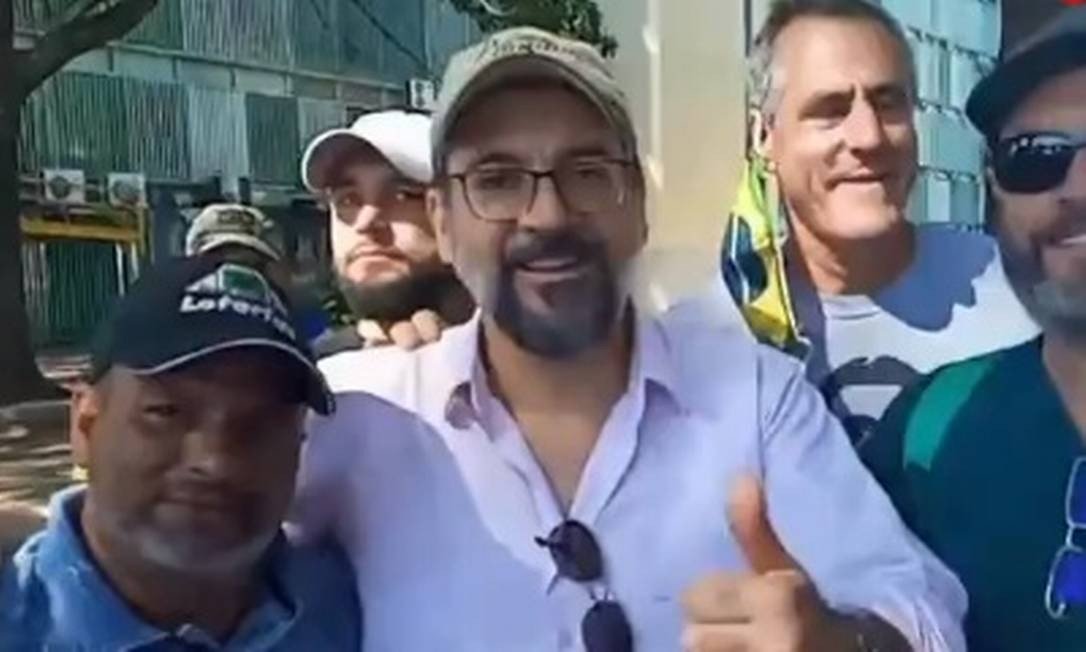 Ministro da Educação, Weintraub é multado por não usar máscara em protesto