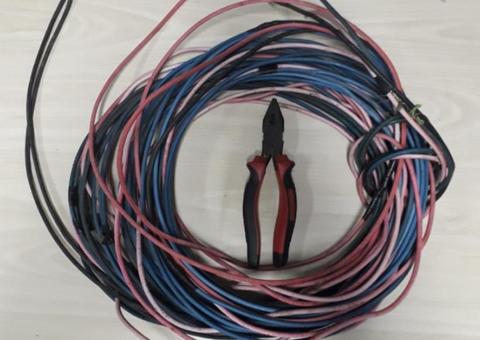 Dupla é presa roubando fios elétricos em avenida de Manaus 