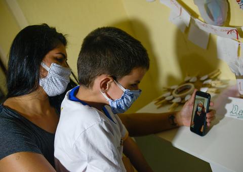 Em Manaus, alunos especiais de escolas do município recebem atividades adaptadas