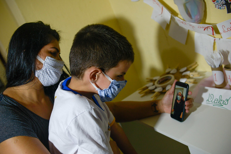 Em Manaus, alunos especiais de escolas do município recebem atividades adaptadas