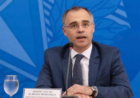 Ministro da Justiça quer investigação de charge que associa Bolsonaro ao nazismo