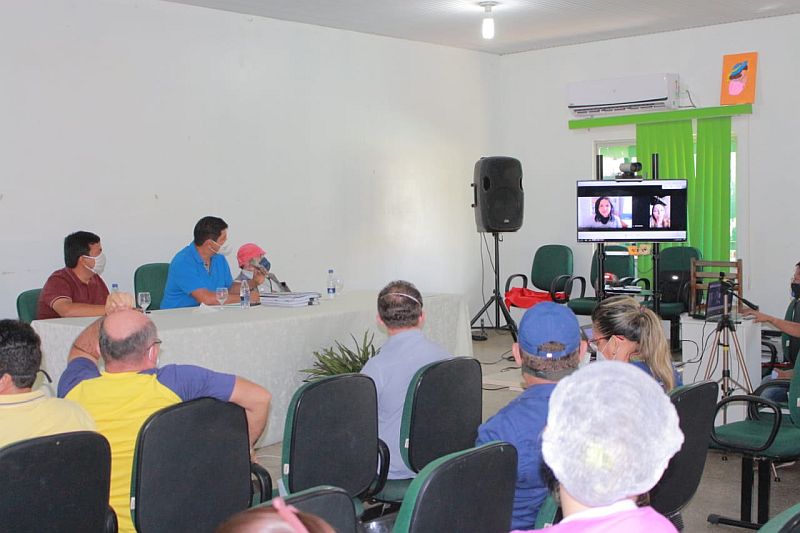 Prefeito de Parintins abre comércio e mantém toque de recolher até fim de junho