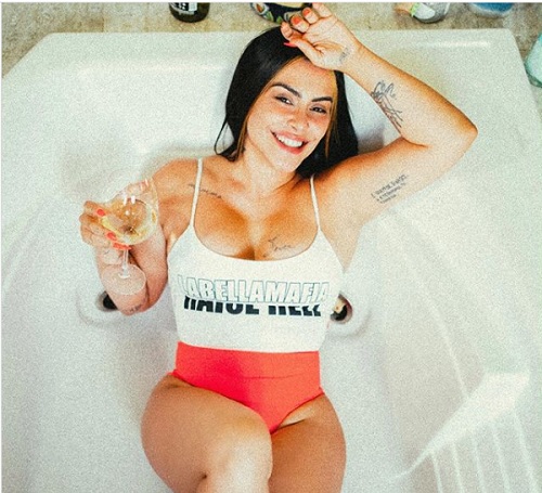 Sensual, Cleo Pires agita web ao usar body coladinho dentro de banheira