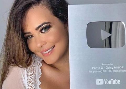 Geisy Arruda atinge 100 mil inscritos no YouTube e abusa no decote em comemoração