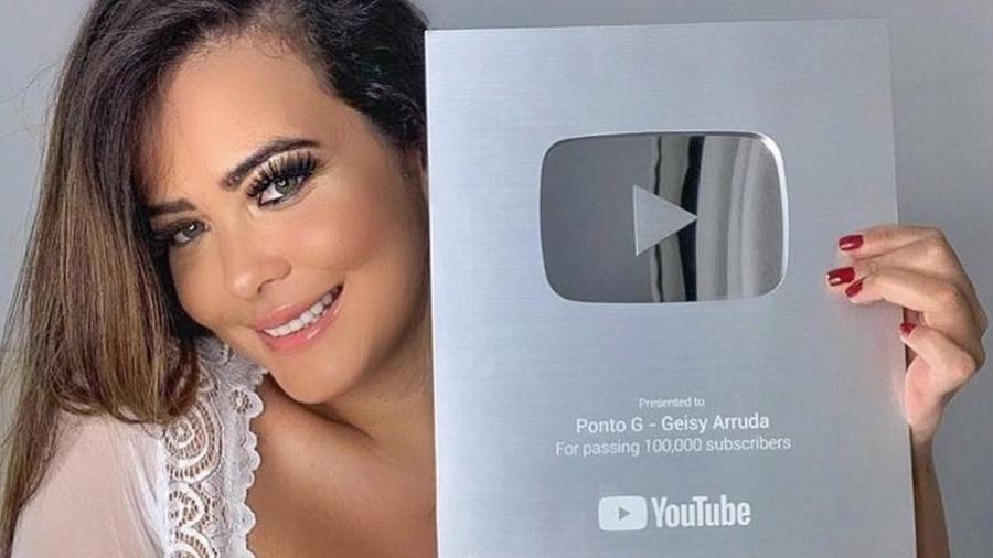 Geisy Arruda atinge 100 mil inscritos no YouTube e abusa no decote em comemoração