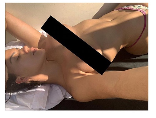 Atriz Letícia Lima faz topless para alertar sobre isolamento social