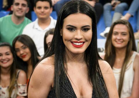 Atriz Letícia Lima faz topless para alertar sobre isolamento social