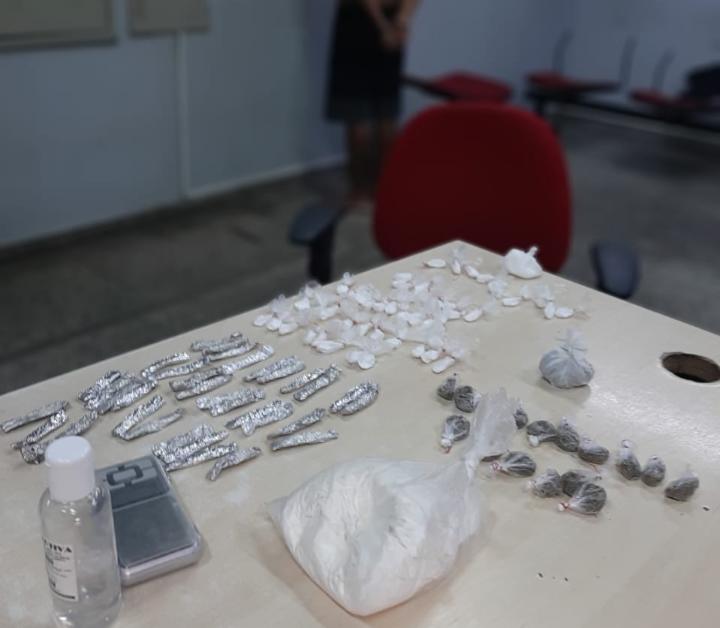 Jovem é preso com grande quantidade de drogas em Manaus
