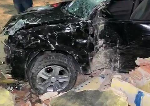 Para evitar tragédia, motorista muda trajeto e destrói carro em muro