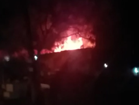 Morador escapa da morte após casa ser consumida por incêndio em Manaus