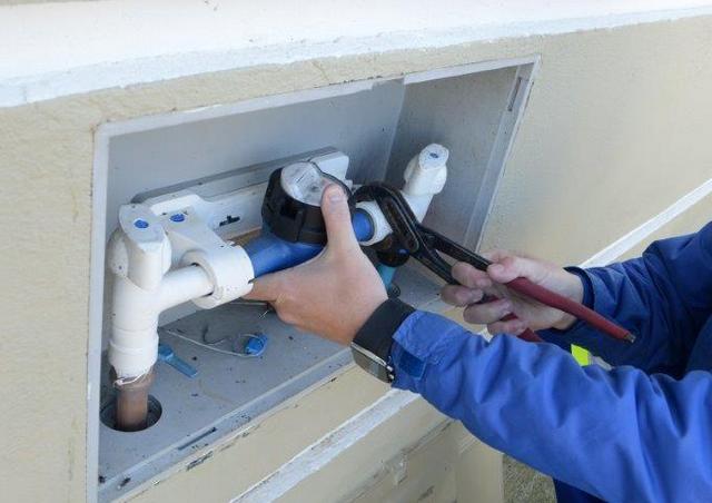 Lei obriga empresas de água e energia a avisarem clientes sobre data de corte 