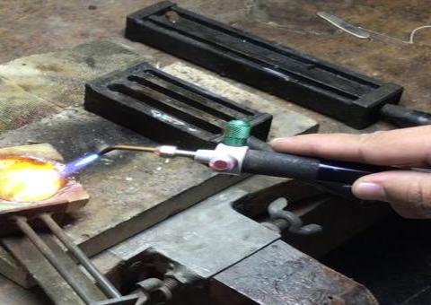 Grupo é preso ao ser flagrado derretendo ouro ilegal dentro de prédio em Manaus