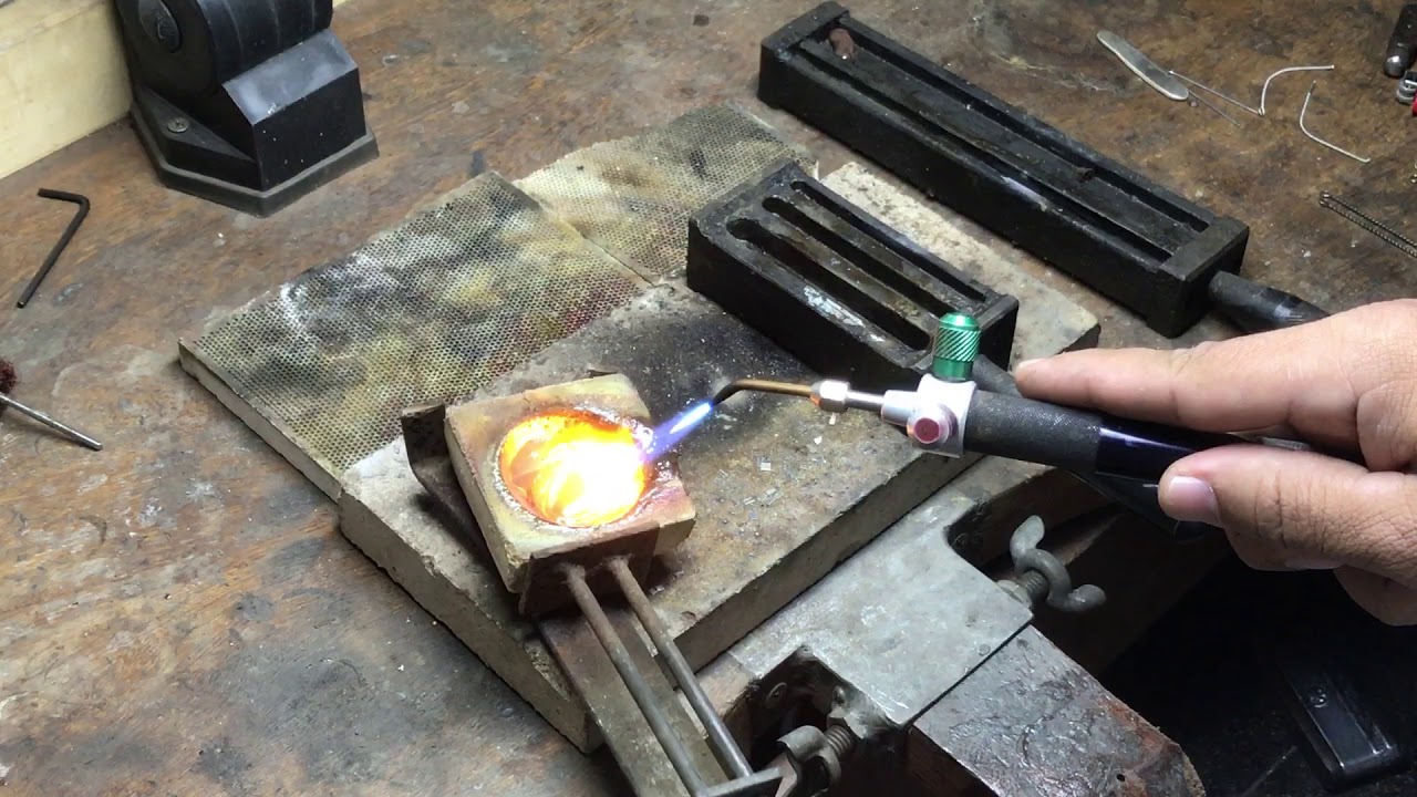 Grupo é preso ao ser flagrado derretendo ouro ilegal dentro de prédio em Manaus