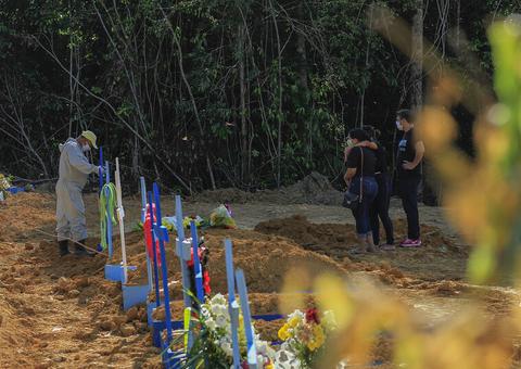 Após redução, Manaus volta a registrar mais de 40 enterros em um dia 