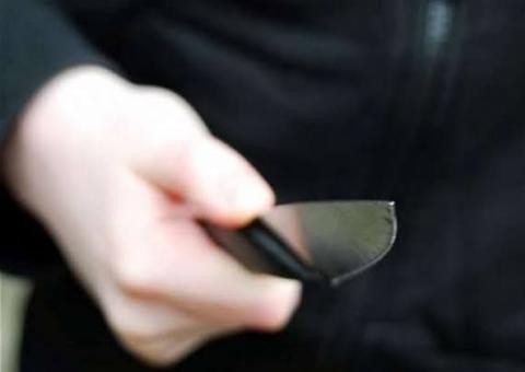 Armados com facas, novinhos ameaçam e roubam passageiros de ônibus em Manaus