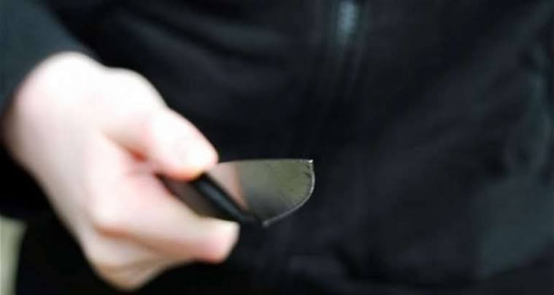 Armados com facas, novinhos ameaçam e roubam passageiros de ônibus em Manaus