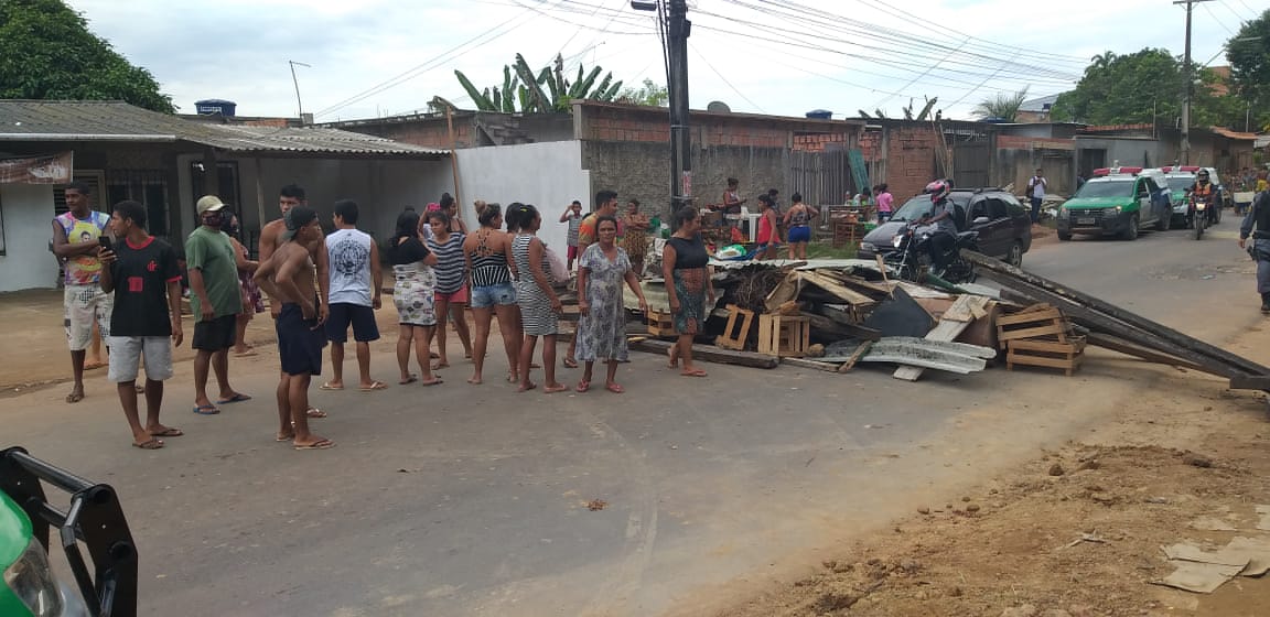Reintegração de posse impede avanço de invasão em Manaus; populares interditam via