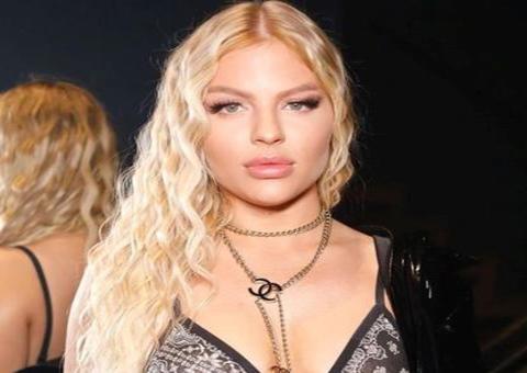 Com pouca roupa, Luisa Sonza causa na web ao deixar bumbum à mostra durante live