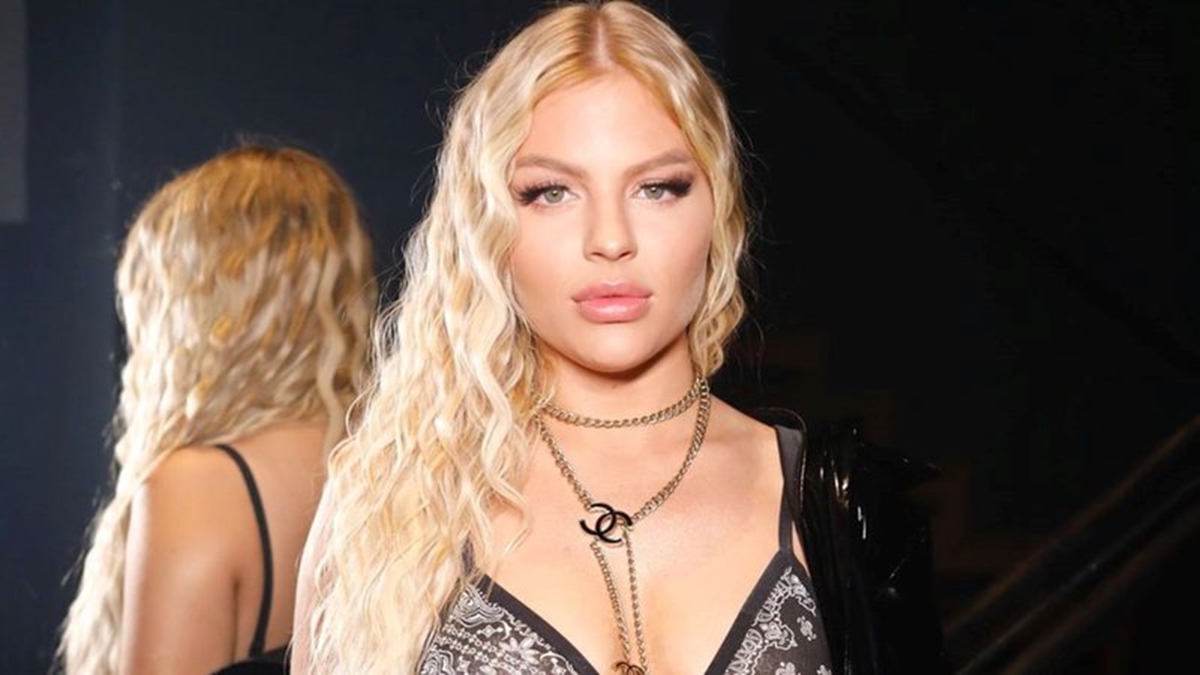 Com pouca roupa, Luisa Sonza causa na web ao deixar bumbum à mostra durante live