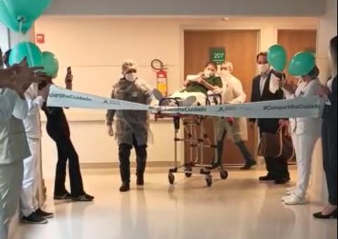 Primeira paciente com coronavírus recebe alta médica após 105 dias internada