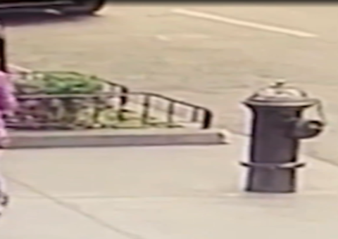 Vídeo: Homem surta e agride idosa no meio da rua