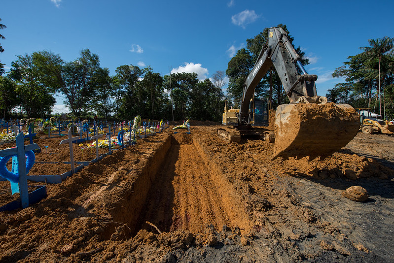 Manaus deixa de realizar enterros em valas comuns com redução de mortes